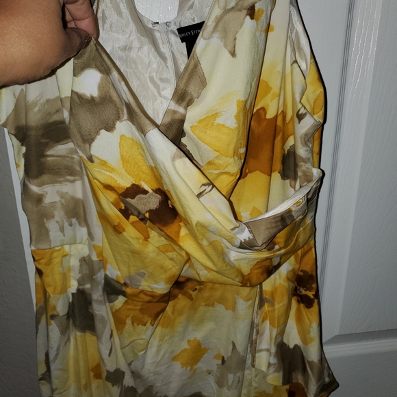 Yellow low V-neck Dress - Picture 6 of 6